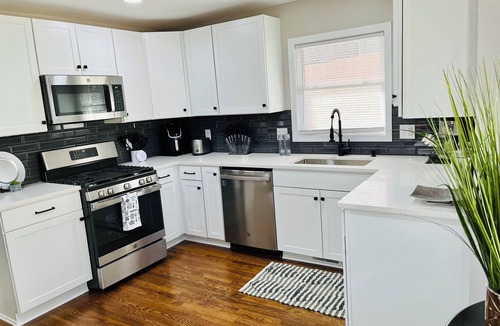 Gladstone House | Superb 4BR-Suite NKC Near KC Chiefs, World Cup, Airport & Downtown Fun