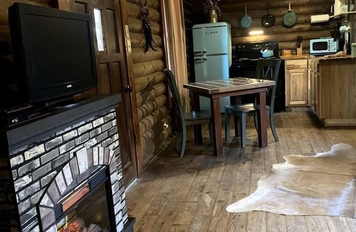 Paluxy Cabin | Sustainable and Pet-Friendly Cabin Perfect for Animal Lovers in Bluff Dale, TX