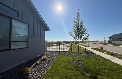 Nampa House | Sweet Esmeralda-FirePit, BBQ, Pets OK, Fenced Yard