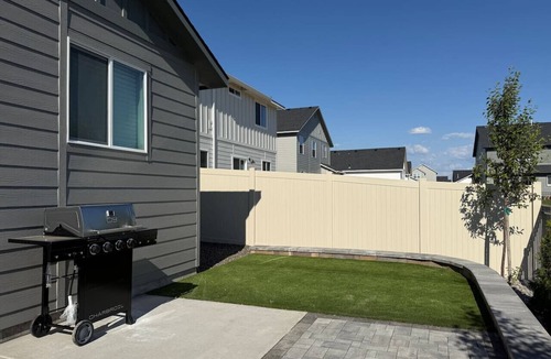 Nampa House | Sweet Esmeralda-FirePit, BBQ, Pets OK, Fenced Yard