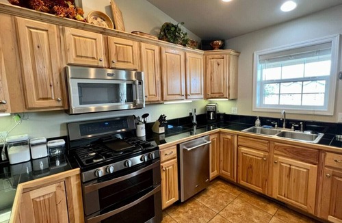 Baker City Apartment | Sweet Retreat, Cozy! 3 Brdm, 2 Bath Home, Local Golfing 50% Off