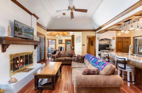 The Woodlands House | Take a break in this Woodlands oasis.