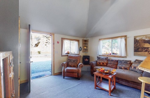 Drake Cabin | Take it EZ cabin overlooking the river with HOT TUB on the deck 5 min to Estes!