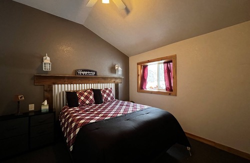 Drake Cabin | Take it EZ cabin overlooking the river with HOT TUB on the deck 5 min to Estes!