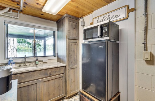 Eatonville Apartment | Tanwax Lake Waterfront Studio w/Private Hot Tub!