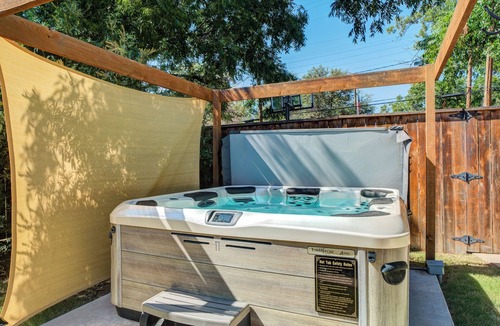 Tech Terrace House | Tech Terrace Retreat 3BD, Walk to TTU, Hot Tub, Fire-Pit, Parking for 6 cars
