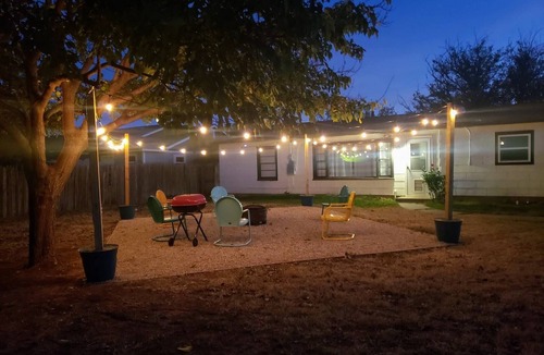Lubbock House | Techquila Sunrise! Rustic TX charmer sleeps 12