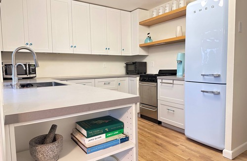 Roxhill House | Terrific pet friendly house & fenced yard with AC in vibrant Seattle - sleeps 6.