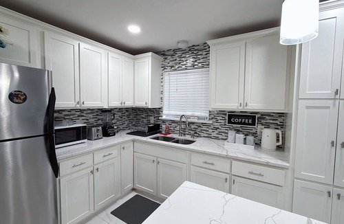 Fort Worth House | TEXANO INN Charming 3-bedroom house with WiFi and AC in welcoming Fort Worth