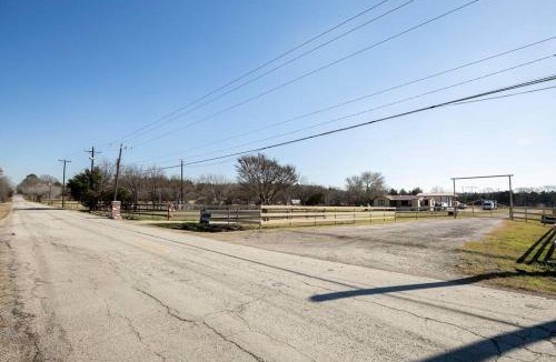 Dallas House | Texas Ranch House with 5 Bedroom and Fish Pond