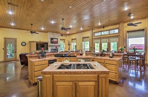 Dallas House | Texas Ranch House with 5 bedrooms & Pond