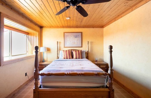 Dallas House | Texas Ranch House with 5 bedrooms & Pond