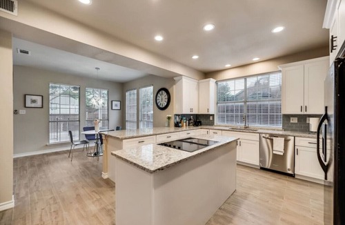 Plano House | Texas Size 5 Bed 3.5Bath Hot Tub ,Pool, fast WiFi!
