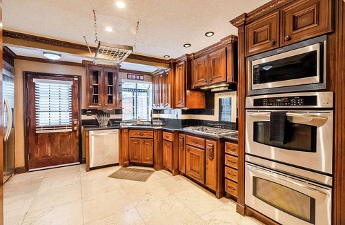 Spring Branch East House | Texas Size + Pool + Hottub + Bar + 8 bedroom+ Ping Pong + Guest Suite