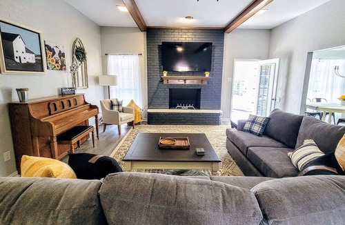 Hewitt House | Texas Sunshine Oasis WACO/Silos/Baylor: Pool, Piano, PingPong, Pets