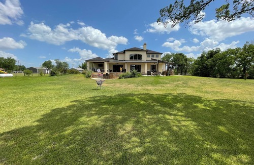 Southeast Houston House | Texas-Tuscan three-acre estate with custom pool 15 mins from Downtown Houston