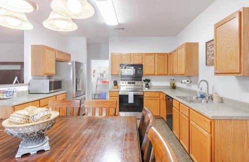 West San Antonio House | Texas Two Step - welcoming getaway at the steps of Sea World, near BMT!