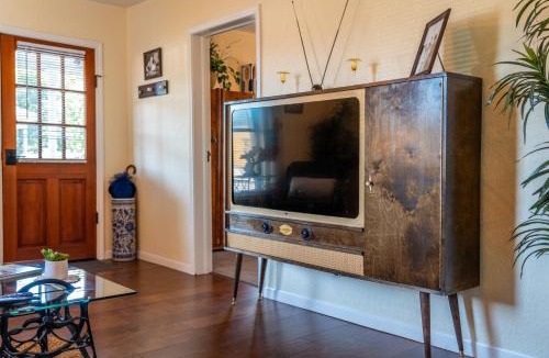 Russellville Apartment | The 1950s Retro Riverside Cottage