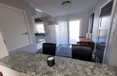 Greater South Side House | The Airport Sanctuary. Minutes to Airport and DWTN.