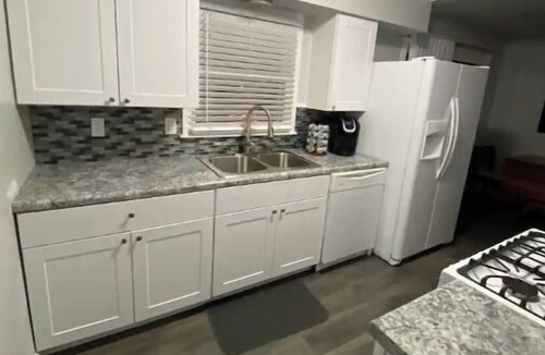 Greater South Side House | The Airport Sanctuary. Minutes to Airport and DWTN.