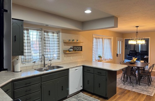 Orange City House | The Amsterdam Abode- Located on Quiet Cul-de-sac With No Backyard Neighbors