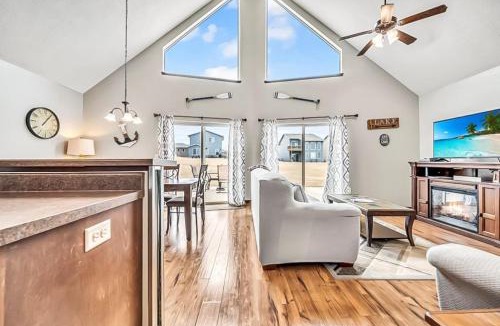 Spirit Lake House | The Anchor Poolside at Bridges Bay Resort