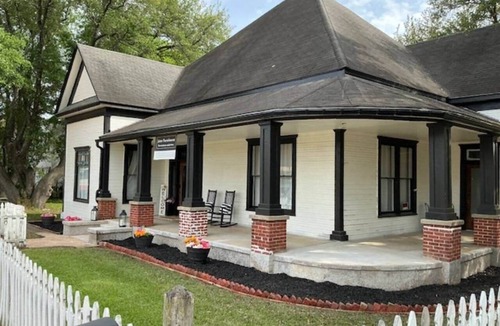 Gladewater House | The Anna Bell Suite at historic Jeter Farmhouse