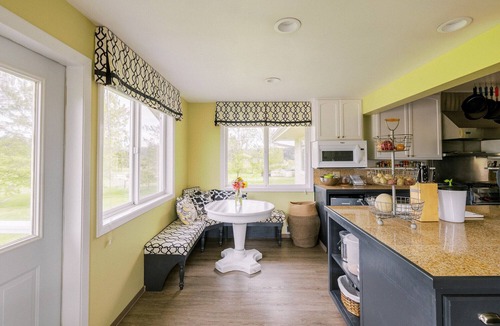 Friday Harbor Bed & Breakfast | The Bay Laurel King Room with en suite bathroom