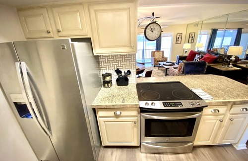 Lake Hamilton Condo | "The Bayliner" Lake Hamilton Condo: 2BR/2BA. Sleeps 6. Pool. Covered Boat Slip!