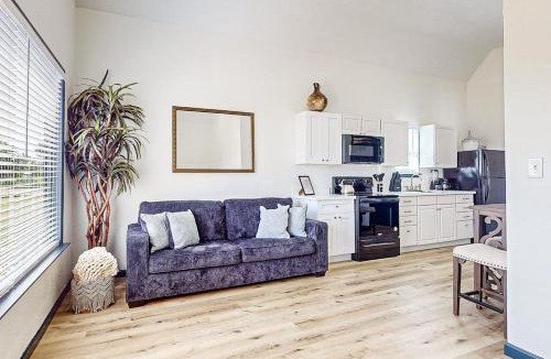 Barrett House | The Baytown Getaway - Guest House