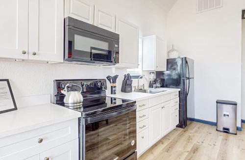 Barrett House | The Baytown Getaway - Guest House