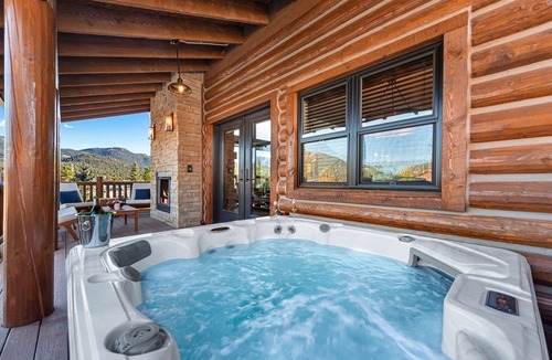 Estes Park Cabin | The Bear's Getaway - Jacuzzi, Indoor/Outdoor Fireplace, Fantastic Location!
