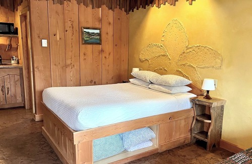 Winthrop Hotel | The BunkHouse Inn Room 2-with AC -Walk to downtown Winthrop!
