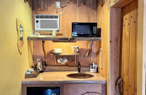 Winthrop Hotel | The BunkHouse Inn Room 2-with AC -Walk to downtown Winthrop!