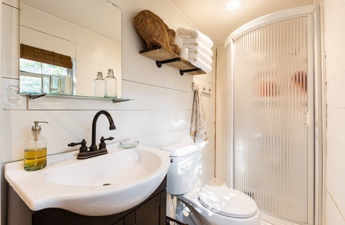 Valley Mills House | The C5 Ranch Guest House minutes from Magnolia and Baylor with pool and hottub