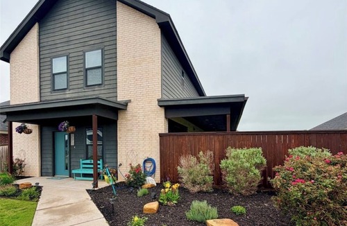 Abilene House | The Carriage House - 5 BEDROOMS/SLEEPS 16/1 MILE FROM ACU
