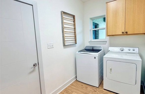 Abilene House | The Carriage House - 5 BEDROOMS/SLEEPS 16/1 MILE FROM ACU