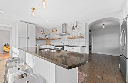 Chelan House | The Chelan Chateau 1 blk to lake/shops/food/wine/private sauna/media & game room