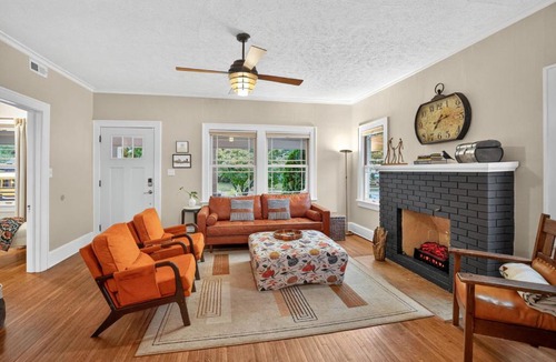 Rountree House | The Cherry St House|Dog Friendly |Sleeps 10 |Near MSU