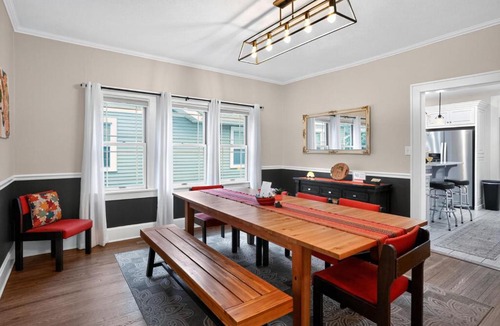 Rountree House | The Cherry St House|Dog Friendly |Sleeps 10 |Near MSU