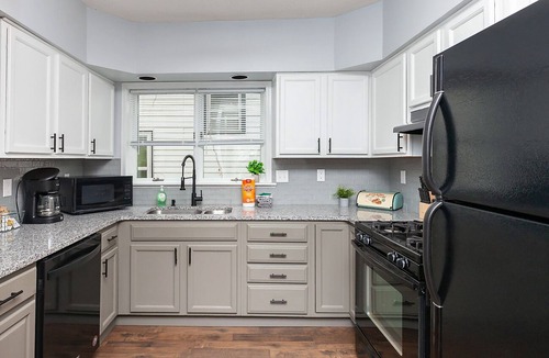 Des Moines House | The Cow Tipper: Near Everything - SPA - Game Room - Fire Pit & Patio - Sleeps 10
