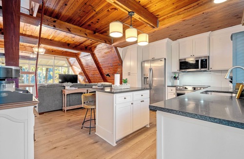 Piney House | The Cozy Cove A Unique and Unforgettable Experience on Lake Hamilton