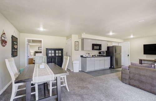 Fountain House | The Cozy Oak | 5BR Home | Sleeps 13!