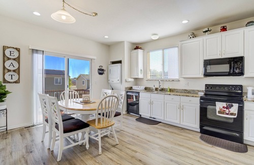 Fountain House | The Cozy Oak | Main Level Comforts