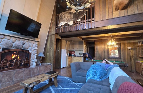 Ruidoso Ski Chalet | The Cub House: Mountain Home w/Hot Tub, Pool Table, 5 bed/4ba, Fireplace, Woods