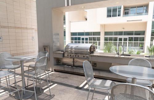 Downtown Dallas Apartment | The Dallas View, King Suite with Resort Amenities