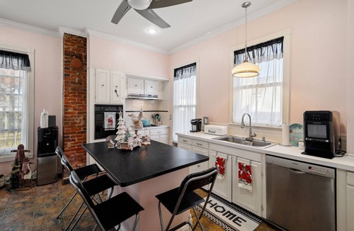 Gainesville House | The Denton Street Holiday House, an 1893 Victorian in the Historic District