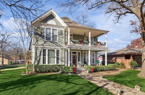 Gainesville House | The Denton Street Holiday House, an 1893 Victorian in the Historic District