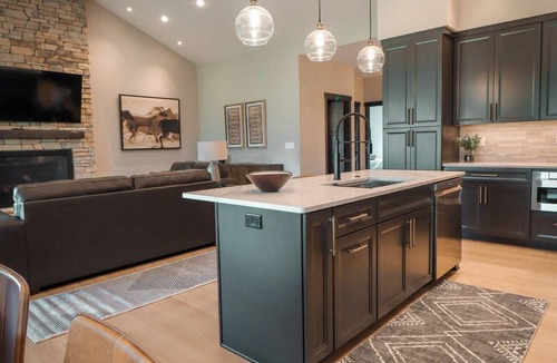 Sturgis House | The Double Eagle Retreat | Golf Included with Hot Tub