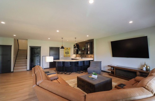 Sturgis House | The Double Eagle Retreat | Golf Included with Hot Tub